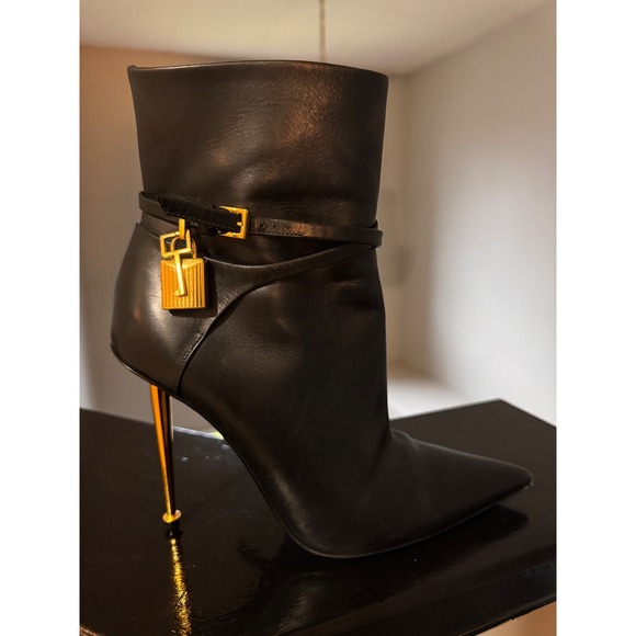 Tom Ford Black Leather Pointed Toe Stiletto Heel Ankle Boots Gold Lock Size 39 - Picture 10 of 11